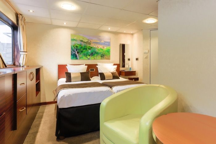 Main Deck 2 Single Beds Suite CAT. B